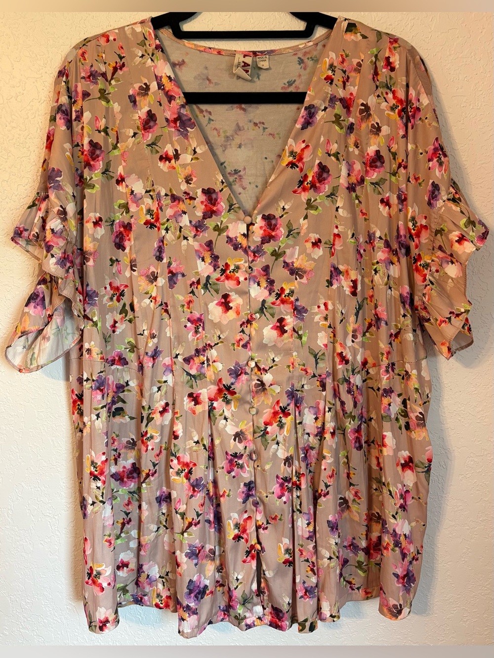 dolan Floral V-Neck Short Sleeve Top in Taupe with Pink, Purple & Green Flowers